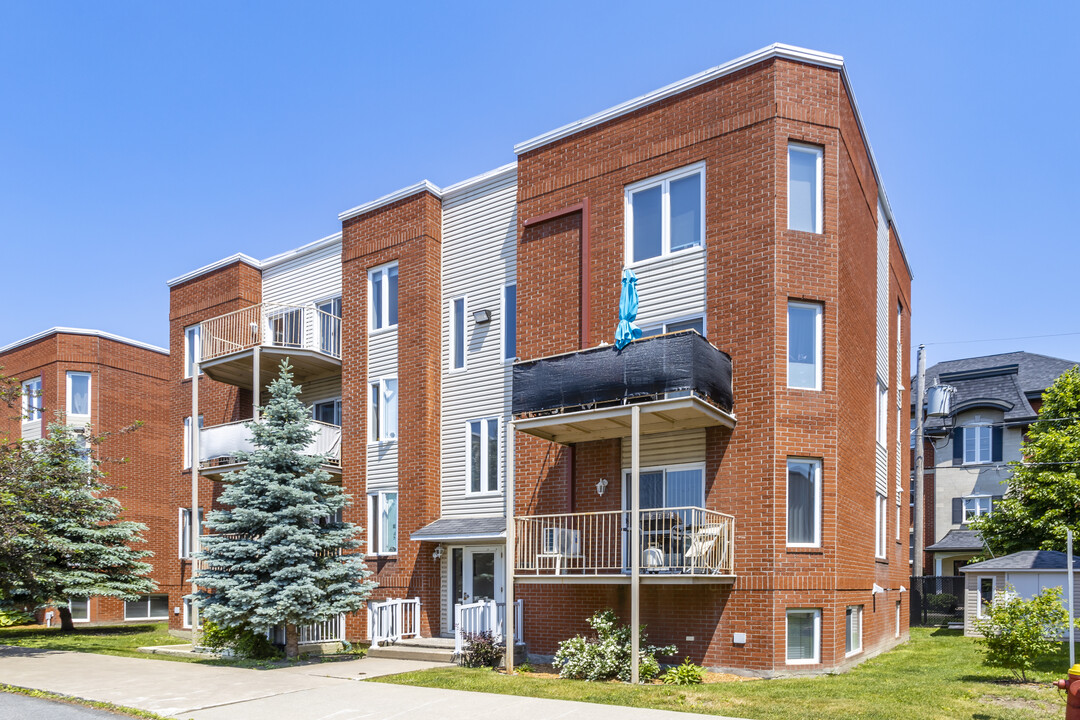 5367 Milan in Brossard, QC - Building Photo