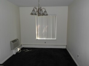 2 Elmwood Park Dr, Unit Suite 512 in Staten Island, NY - Foto de edificio - Building Photo