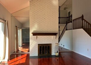 64 Goldfinch Ct in Hackettstown, NJ - Foto de edificio - Building Photo