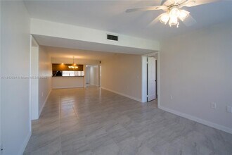 1717 Whitehall Dr in Davie, FL - Building Photo - Building Photo