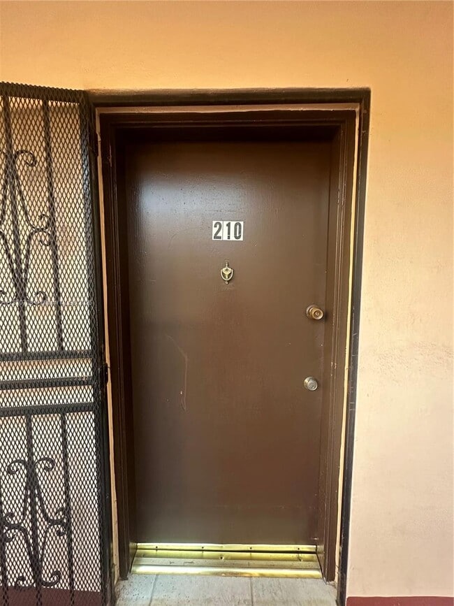 1855 W 60th St in Hialeah, FL - Building Photo - Building Photo