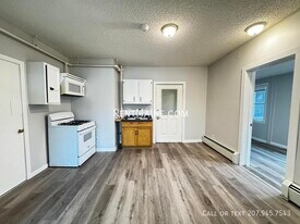 513 Main St, Unit 4 in Vassalboro, ME - Building Photo