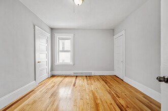 256 Belmont St, Unit B in Worcester, MA - Foto de edificio - Building Photo