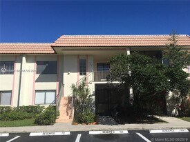 405 Lakeview Dr in Weston, FL - Building Photo