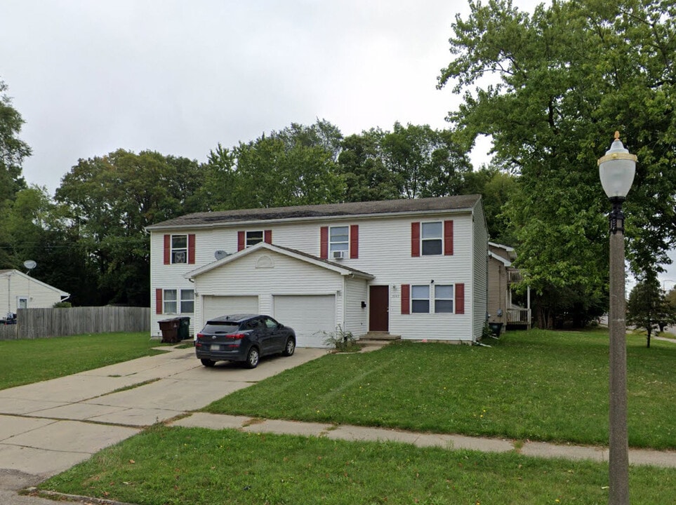 5043 Stafford Ave in Lansing, MI - Building Photo
