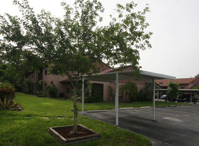 5653-5669 Summer Side Ln in Sarasota, FL - Foto de edificio - Building Photo