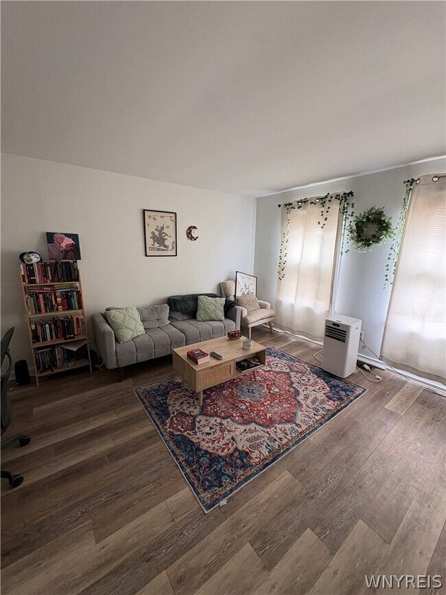 572 W Ferry St in Buffalo, NY - Building Photo - Building Photo