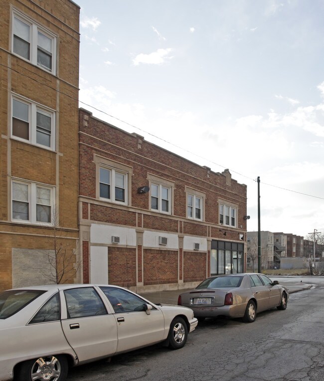 2440 E 75th St in Chicago, IL - Building Photo - Building Photo