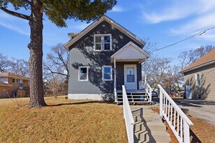 835 Bishop Ave in Aurora, IL - Building Photo