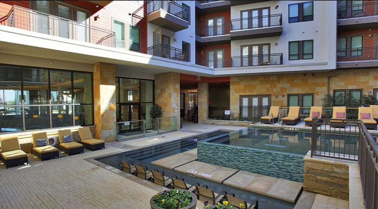 3201 Esperanza Crossing in Austin, TX - Building Photo