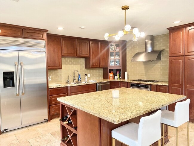 729 Camelot Ln