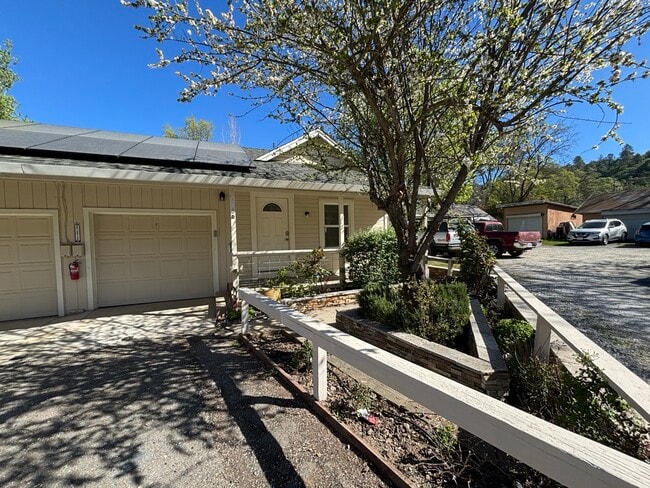 2005 Smith Flat Rd in Placerville, CA - Foto de edificio - Building Photo