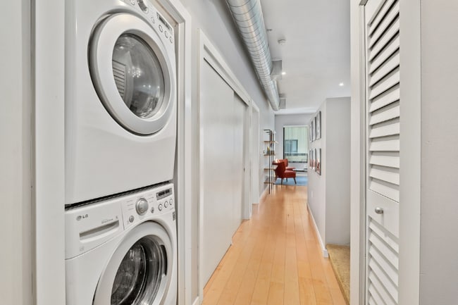 889 Date St in San Diego, CA - Building Photo - Building Photo