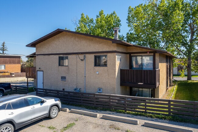 11411 8 St SW in Calgary, AB - Building Photo - Building Photo