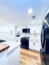 6855 SW 45th Ln in Miami, FL - Building Photo - Building Photo