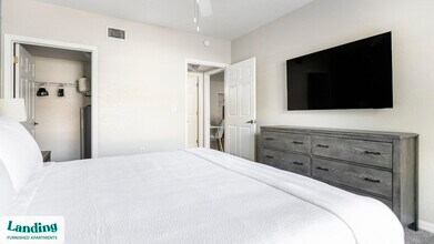 3695 Island Club Dr, Unit 3570-05 in North Port, FL - Foto de edificio - Building Photo