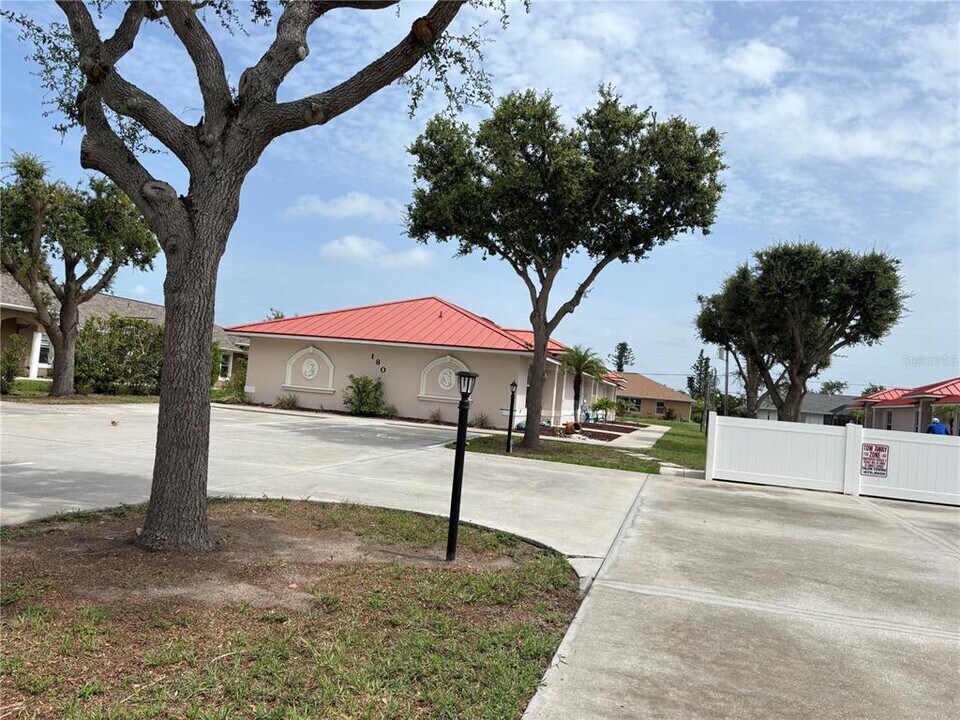 180 Rotonda Blvd W in Rotonda West, FL - Building Photo