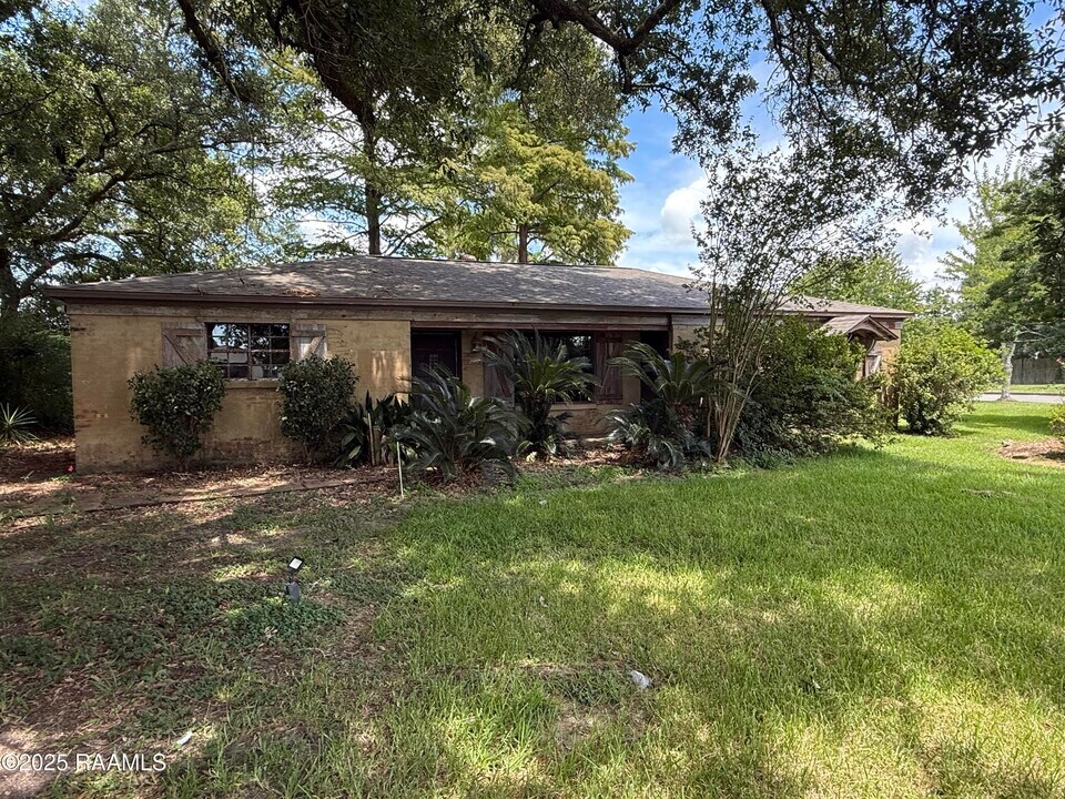 417 E Broussard Rd in Lafayette, LA - Building Photo