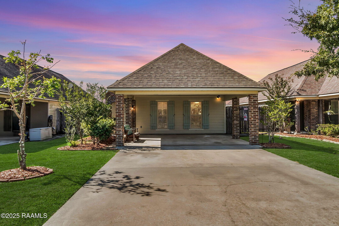 109 Acacia Ln in Abbeville, LA - Building Photo