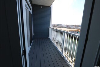 516 Marina Pointe Dr in East Rockaway, NY - Building Photo - Building Photo