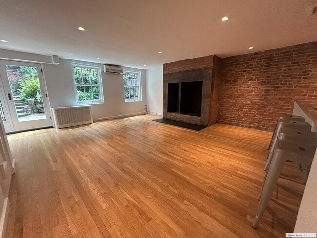 property at 406 W 20th St
