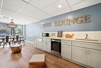 The Henley in Glendale, CA - Building Photo - Building Photo
