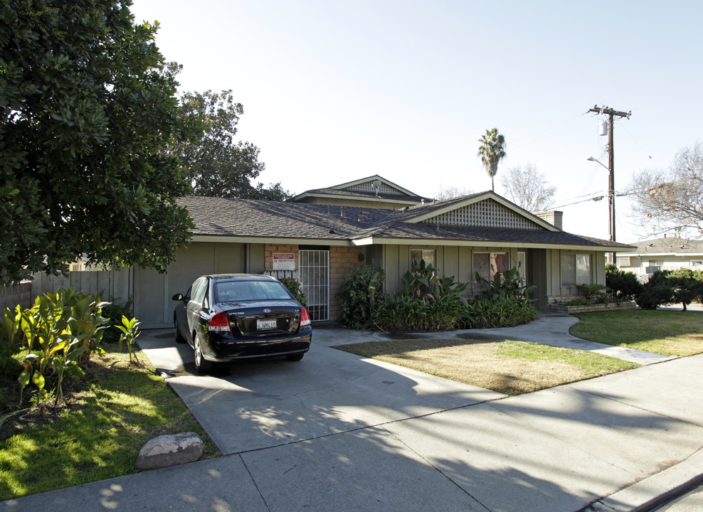 1368 E Kingsley Ave in Pomona, CA - Foto de edificio