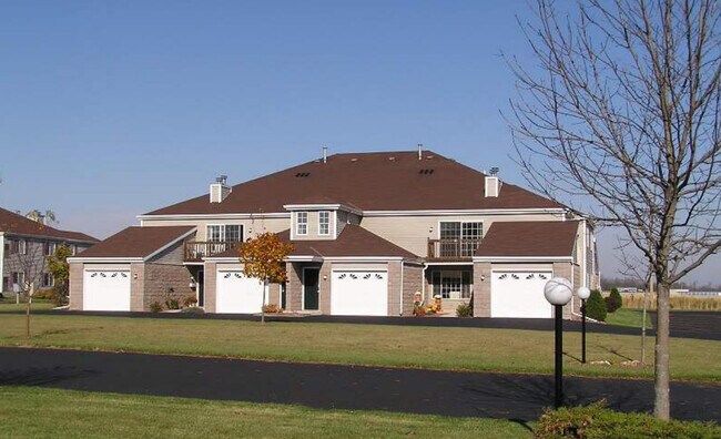 Evergreen Townhomes North in Manitowoc, WI - Foto de edificio - Building Photo