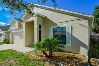 2296 Bracknell Forest Trail in Tavares, FL - Foto de edificio - Building Photo