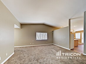 6125 Daisy Petal St in Las Vegas, NV - Building Photo - Building Photo