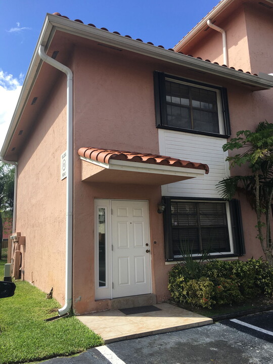 9840 Hammocks Blvd in Miami, FL - Building Photo