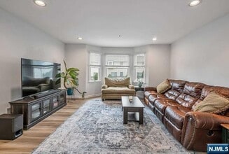 45 Royal in Hawthorne, NJ - Building Photo - Building Photo
