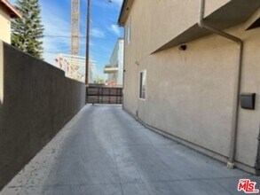 6831-6831 1/2 Hinds Ave in Los Angeles, CA - Building Photo - Building Photo