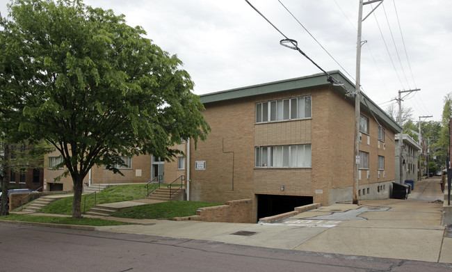 Douros Apartments in Clayton, MO - Building Photo - Building Photo