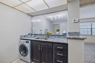 Selwyn Flats in Charlotte, NC - Building Photo - Building Photo