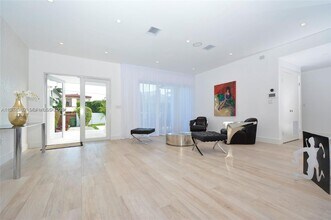 880 N Venetian Dr in Miami Beach, FL - Building Photo - Building Photo