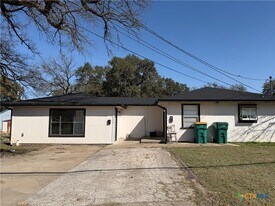 809 W Avenue D in Belton, TX - Building Photo