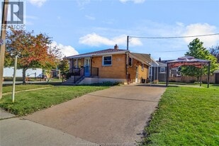 615 Giles Blvd W in Windsor, ON - Building Photo