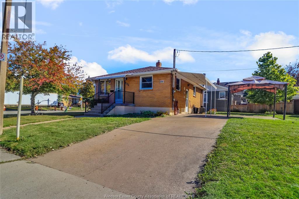 615 Giles Blvd W in Windsor, ON - Building Photo