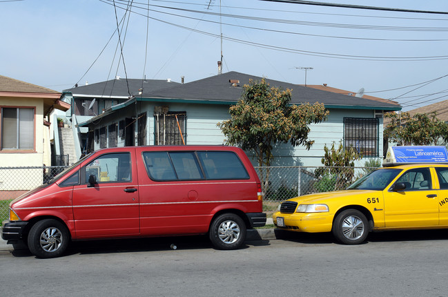 11035 Larch Ave in Inglewood, CA - Building Photo - Building Photo