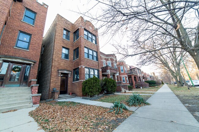 4426 N Maplewood Ave in Chicago, IL - Foto de edificio - Building Photo
