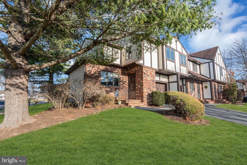 2 Leicester Ln in Ewing Township, NJ - Building Photo