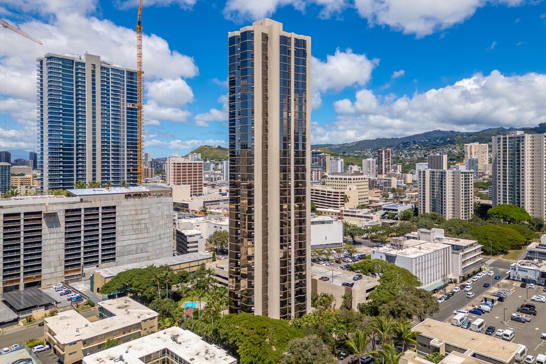 Hale Kaheka in Honolulu, HI - Building Photo