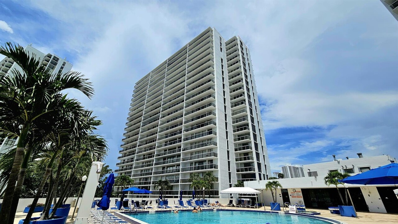 3731 N Country Club Dr, Unit 3731 in Aventura, FL - Foto de edificio