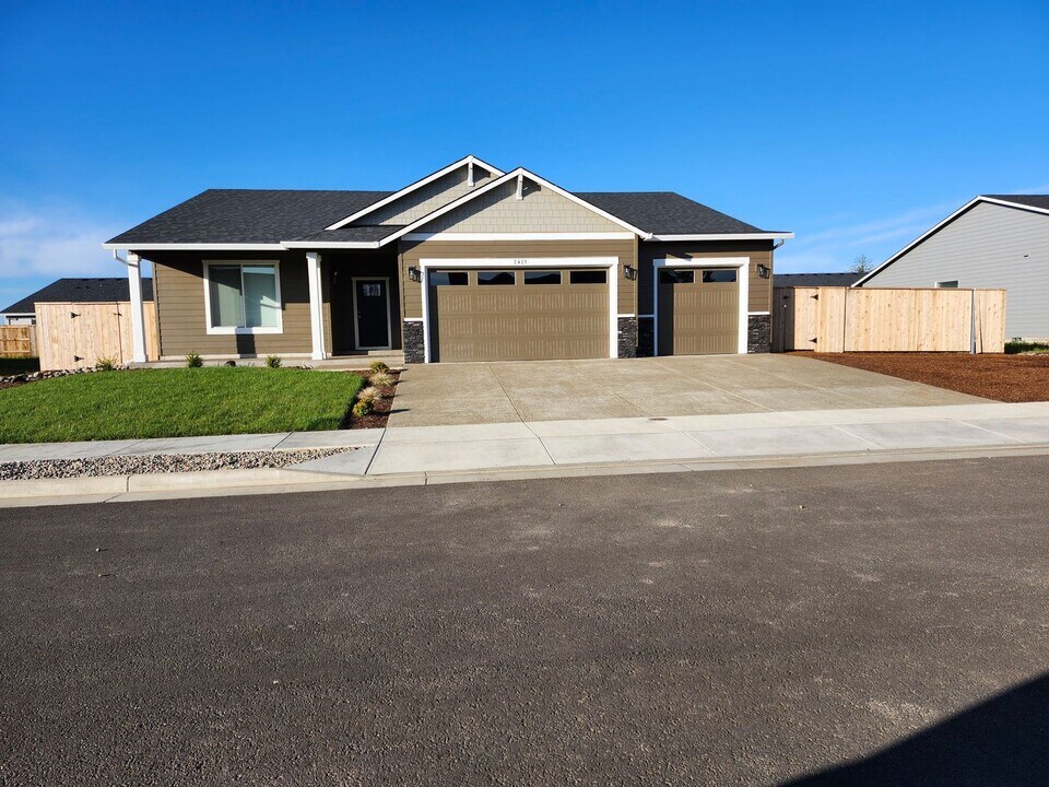 2421 NE Woodland Wy in Albany, OR - Building Photo