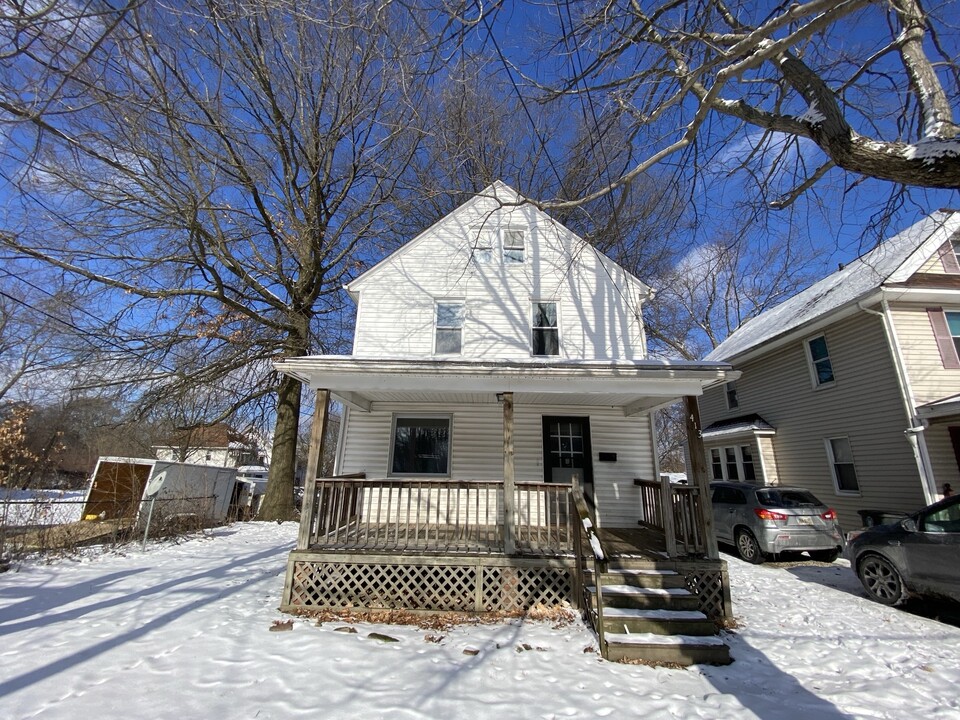 413 Stanton Ave in Akron, OH - Foto de edificio