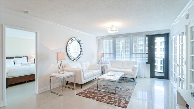 5225 Collins Ave in Miami, FL - Foto de edificio - Building Photo