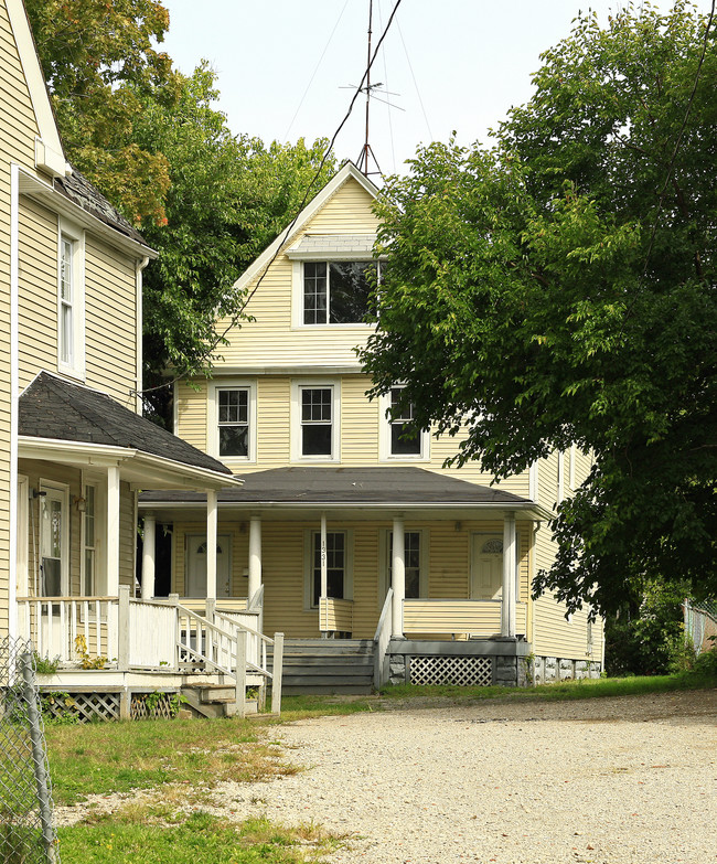 1331-1333 Russell Rd in Cleveland, OH - Foto de edificio - Building Photo