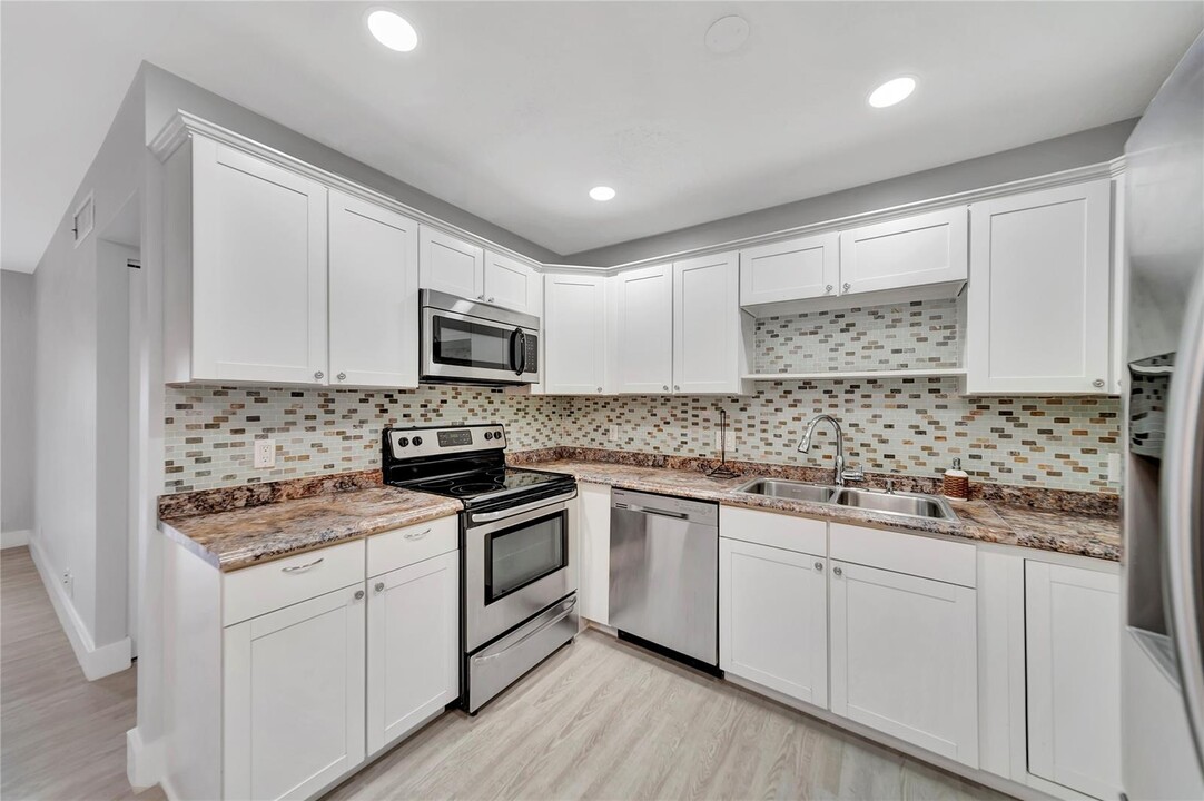 1 Jacaranda Dr in Plantation, FL - Building Photo