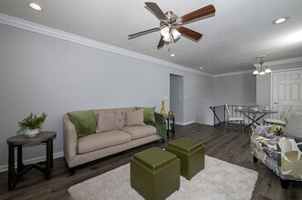 Fairfield Village At Middle Island in Middle Island, NY - Foto de edificio - Building Photo